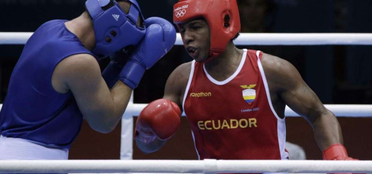 El ecuatoriano Julio Castillo (rojo) durante su combate en  los Juegos Ol&iacute;mpicos de Londres 2012.