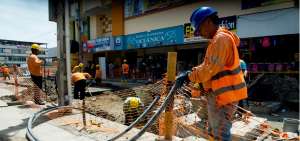 Trabajadores realizan el tendido de cables subterr&aacute;neos en la avenida 102 de la parroquia Tarqui (zona cero).