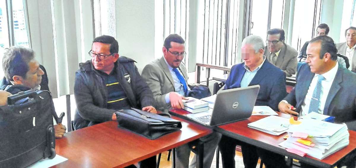 &Aacute;lex Saa, abogado de Hugo M. (der.); Mauricio Garrido, abogado de Luis Ch. (cuarto desde la izq.) y Juan Carlos Machuca, defensor de Luis Ch.    