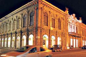 En la noche, decenas de turistas recorren las edificaciones patrimoniales de Latacunga. Esa ruta nocturna se complementa con buena gastronom&iacute;a. Foto: Silvia Osorio / para El Tel&eacute;grafo