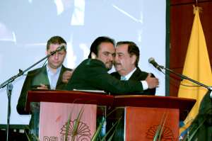 Nebot y Carrasco se unen en un abrazo tras la intervenci&oacute;n del alcalde de Guayaquil, quien anunci&oacute; la conformaci&oacute;n de una unidad pol&iacute;tica en el pa&iacute;s. Foto: Fernando Machado / El Tel&eacute;grafo