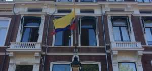 Ecuador rebaj&oacute; su embajada en Pa&iacute;ses Bajos a consulado en 2014 luego de que la naci&oacute;n europea cerrara su legaci&oacute;n en Quito. 