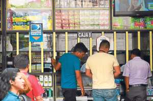 A diario llegan cientos de consumidores a las distribuidoras de medicamentos ubicadas en las calles Ximena y Alejo Lascano de Guayaquil. Foto: Miguel Castro/ El Tel&eacute;grafo