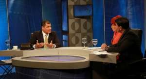 Los periodistas Abraham Istillarte, presentador de Telesur y Giovanna Tassi, directora de Radio P&uacute;blica de Ecuador conversaron con el presidente Correa sobre estos temas. Foto: El Ciudadano