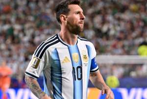 Lionel Messi lleva cinco parches en la camiseta