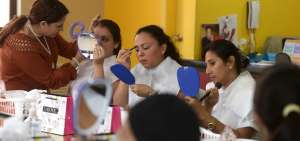 Los productos, dise&ntilde;ados para no da&ntilde;ar la piel delicada de los pacientes, son donados por las empresas que participan en la campa&ntilde;a.