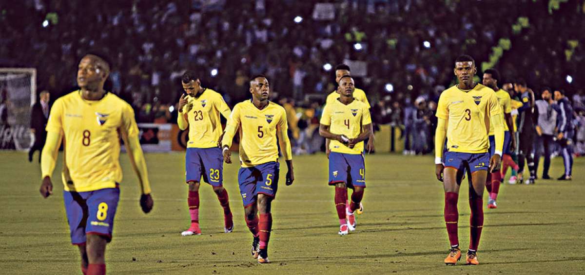 Los jugadores de Ecuador abandonan la cancha del estadio Ol&iacute;mpico Atahualpa, tras la derrota 1-3 contra Argentina, el pasado martes, en Quito.