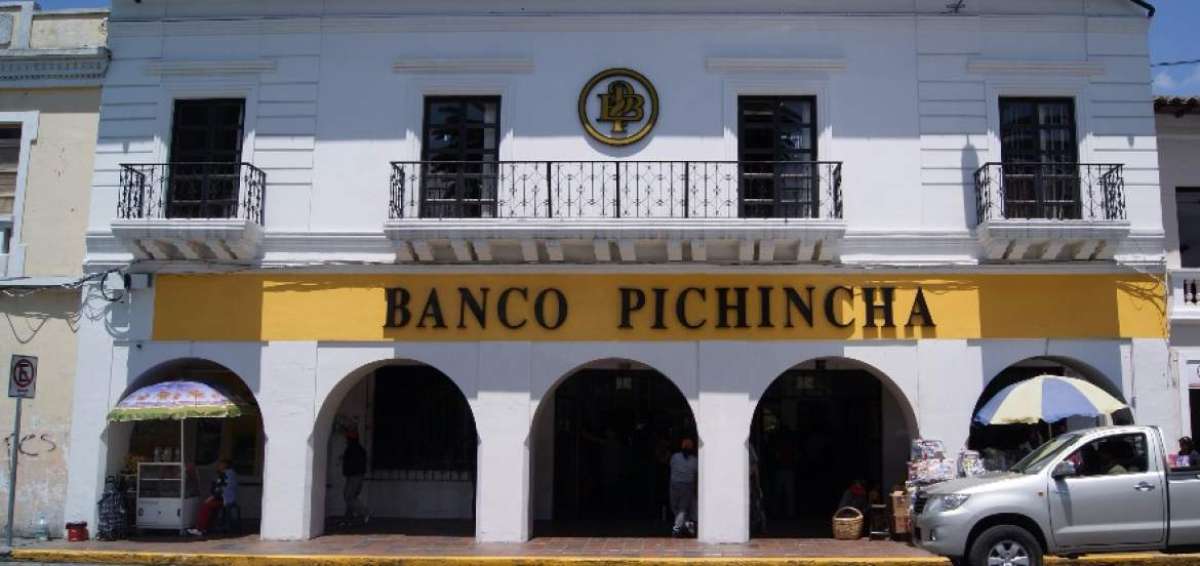 Polic&iacute;a desaloja banco en Latacunga por supuesta bomba