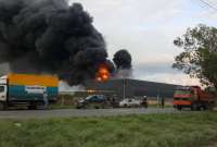 Instalan un Puesto de Mando Unificado para atender el incendio de una fábrica en Durán