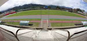 En esta panor&aacute;mica del Estadio Federativo de Guaranda se nota el cuidado que la Asociaci&oacute;n de F&uacute;tbol Profesional de Bol&iacute;var le ha brindado al gramado. Los mantenimientos empezaron a inicios de a&ntilde;o.