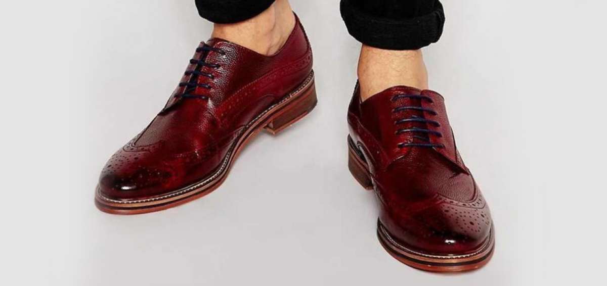 Los zapatos modelo Oxford plano no poseen troquelados ni picados. La cordonera de estilo cerrado es la principal caracter&iacute;stica de este dise&ntilde;o.