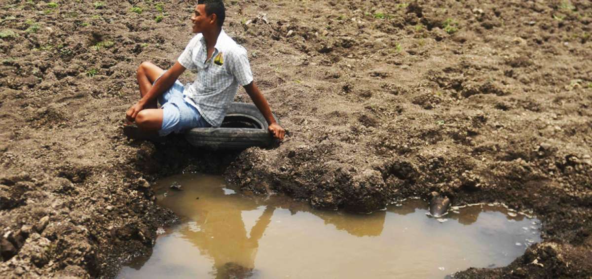 Un pescador en Guatemala est&aacute; junto a lo que fue un lago. El cambio clim&aacute;tico origin&oacute; sequ&iacute;a en el Atescatempa.