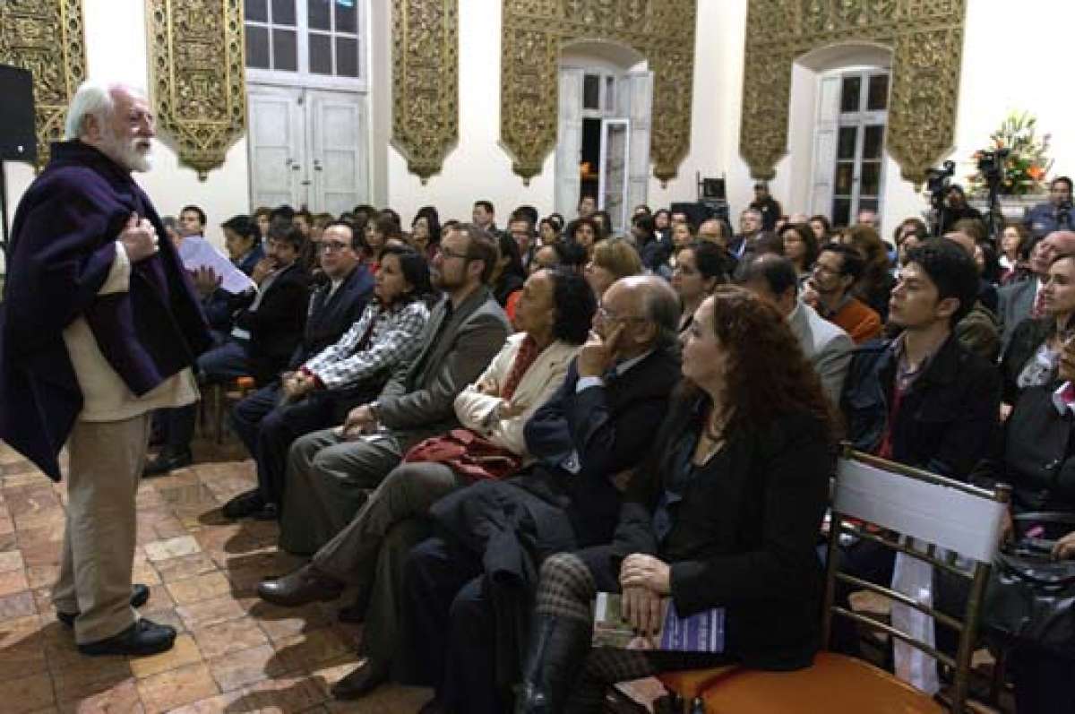 Pedro A. Cantero, coordinador de la publicaci&oacute;n, prefiri&oacute; hablar sin micr&oacute;fono y contar sus experiencias con base en un guion. 