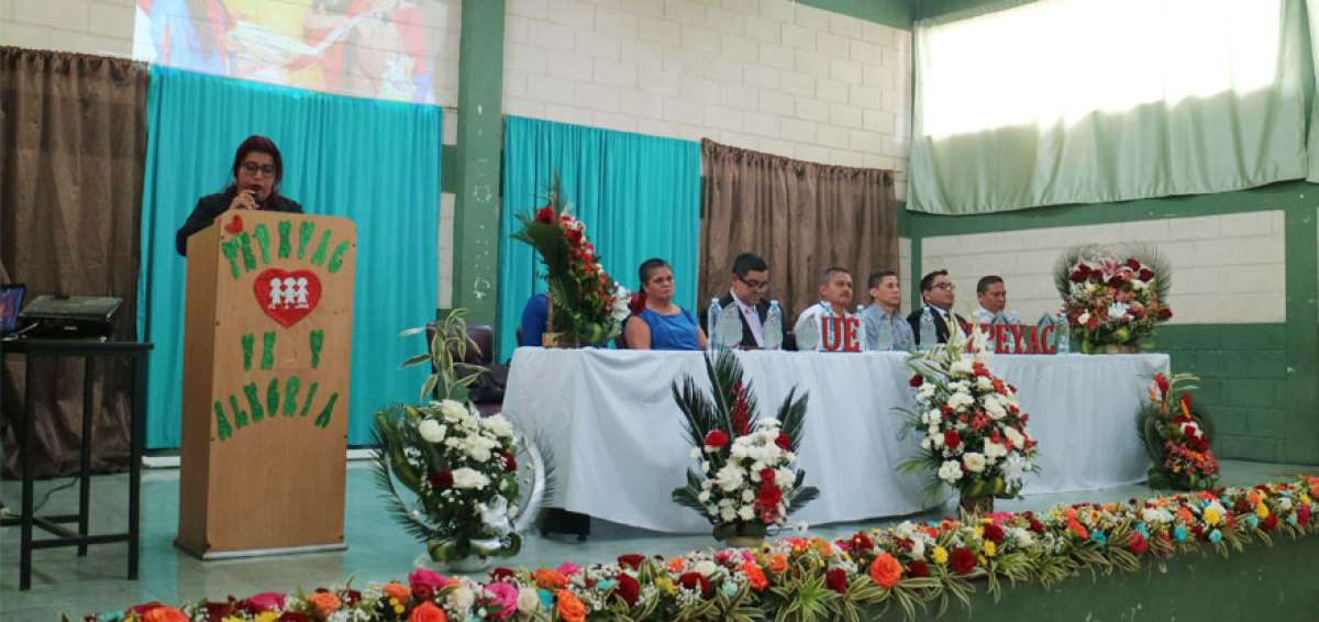 Las autoridades del plantel en la sesi&oacute;n solemne de aniversario del colegio; d&iacute;a de orgullo y alegr&iacute;a estudiantil.