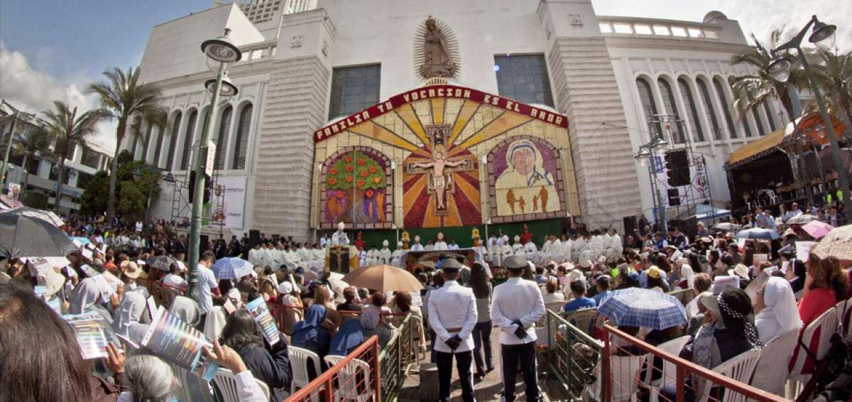 El arreglo floral ubicado en la Catedral de Ambato tiene una longitud de 10 metros. Fue elaborado por el artista ambate&ntilde;o Gonzalo Tayo. Miles de flores, frutas y semillas fueron utilizadas para dar forma a las im&aacute;genes.   