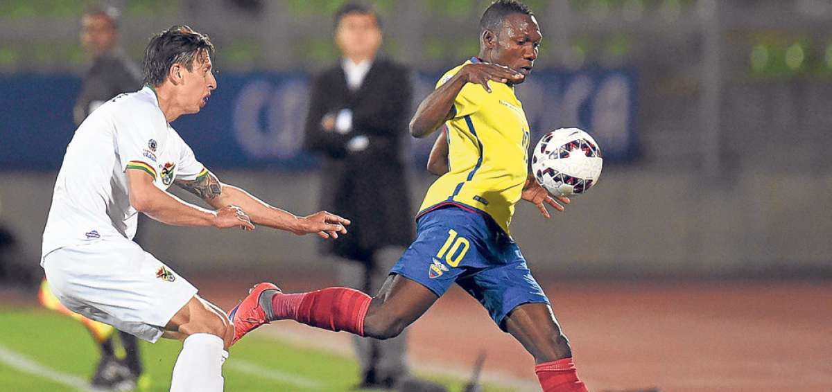 El capit&aacute;n y lateral izquierdo de Ecuador, Walter Ayov&iacute; (der.), se lamenta luego de uno de los goles de la selecci&oacute;n de Bolivia, el martes pasado, en Valpara&iacute;so. Foto: AFP