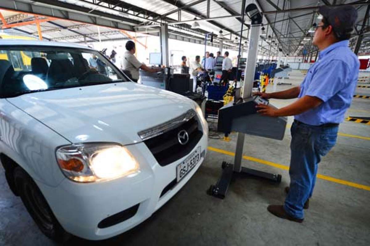 Autoridades de tr&aacute;nsito piden mejoras en la parte tecnol&oacute;gica de la revisi&oacute;n vehicular. Foto: Miguel Castro 