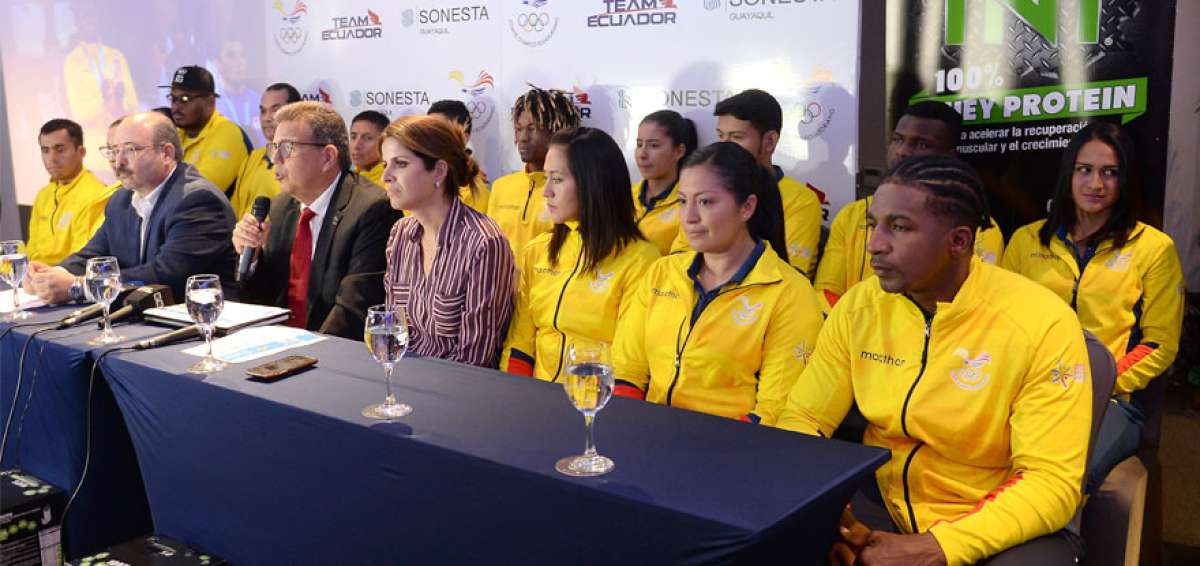 Augusto Mor&aacute;n (c.), presidente del COE, realiza el informe de la participaci&oacute;n de Ecuador en los Juegos Panamericanos de Lima.