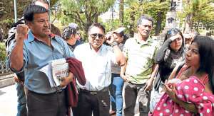 Los choferes del servicio urbano de Cuenca piden mejor trato por parte de los due&ntilde;os de las empresas de los buses. Foto: Fernando Machado/El Telegrafo