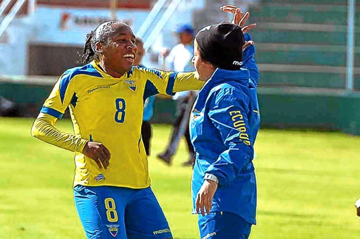 La volante guayaquile&ntilde;a Erika V&aacute;squez abraz&oacute; a su entrenadora Vanessa Ar&aacute;uz tras convertir el gol que le dio la victoria a Ecuador en Ambato. Foto: Miguel Jim&eacute;nez / El Tel&eacute;grafo