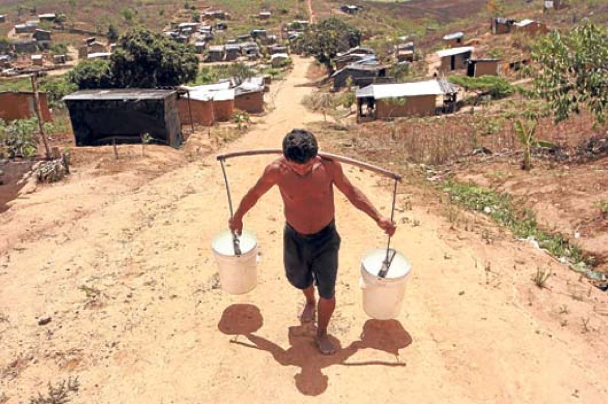 En las zonas rurales de pa&iacute;ses empobrecidos el agua se obtiene de pozos inseguros. Foto: Tomada del sitio web ipsnoticias.net