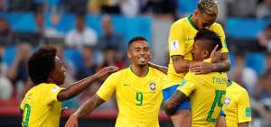 Paulinho celebra con Neymar, Gabriel Jes&uacute;s y Willian el gol que marc&oacute; ante Serbia.
