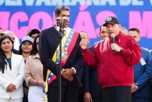 El presidente venezolano advierte que están listos para &quot;tomar las armas&quot; si es necesario, en defensa de la paz y la soberanía.
