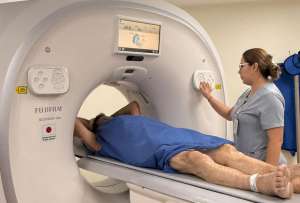 En el Hospital Isidro Ayora, de Loja, se encuentra operativo tom&oacute;grafo para diagn&oacute;sticos.