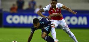 El volante Fernando Luna (izq.), de Emelec, disputa el bal&oacute;n con John Pajoy, autor de uno de los goles del Santa Fe.