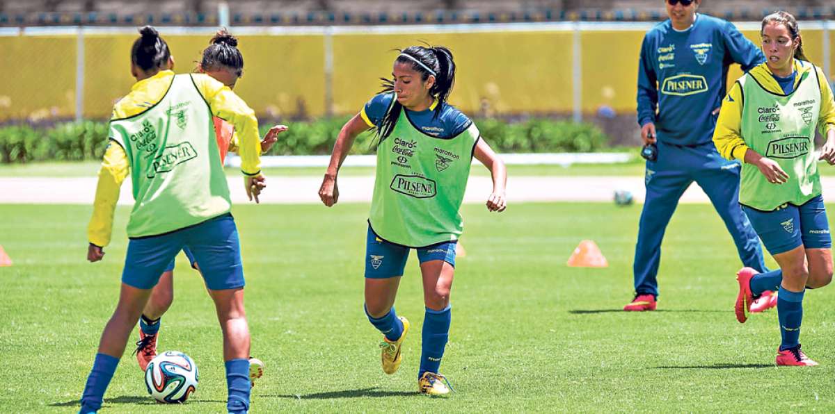 La jugadora Madeline Riera (centro) no pudo disputar la Copa Am&eacute;rica por sus estudios universitarios. Foto: Marco Salgado.