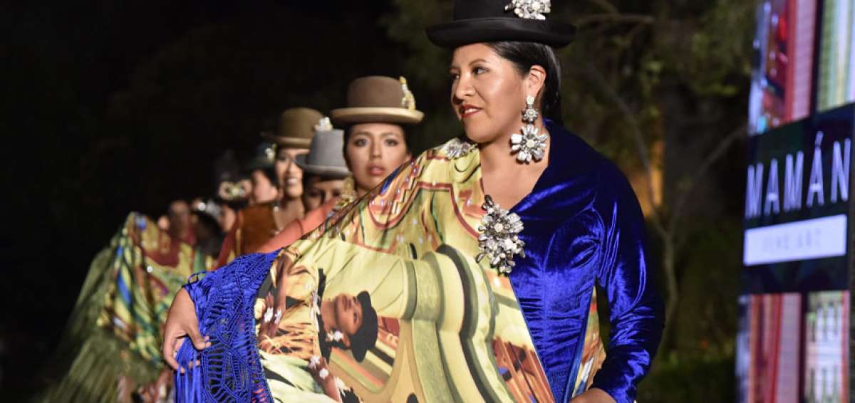 Una modelo aymara muestra atuendos aut&oacute;ctonos inspirados en las construcciones de la poblaci&oacute;n El Alto (Bolivia). El acto fue inaugurado por las embajadas de Brasil y Francia.  