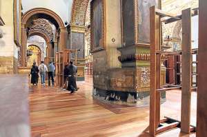 Las naves laterales de la iglesia principal franciscana muestran un evidente deterioro. Foto: Cortes&Iacute;a de la Comunidad Franciscana.