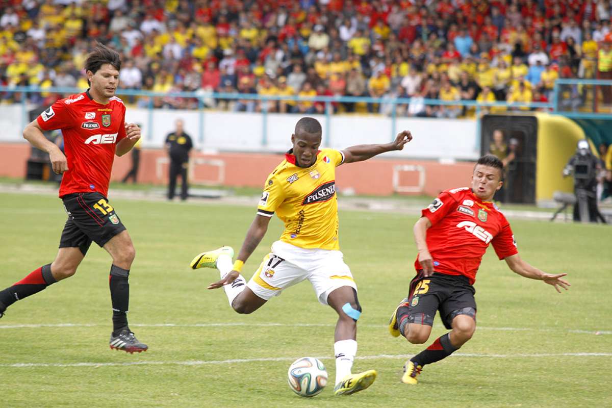 El delantero ecuatoriano del Barcelona, Cristian Penilla, remata al arco ante la mirada de los defensas centrales del Deportivo Cuenca. Foto: Boris Romoleroux / El Tel&eacute;grafo