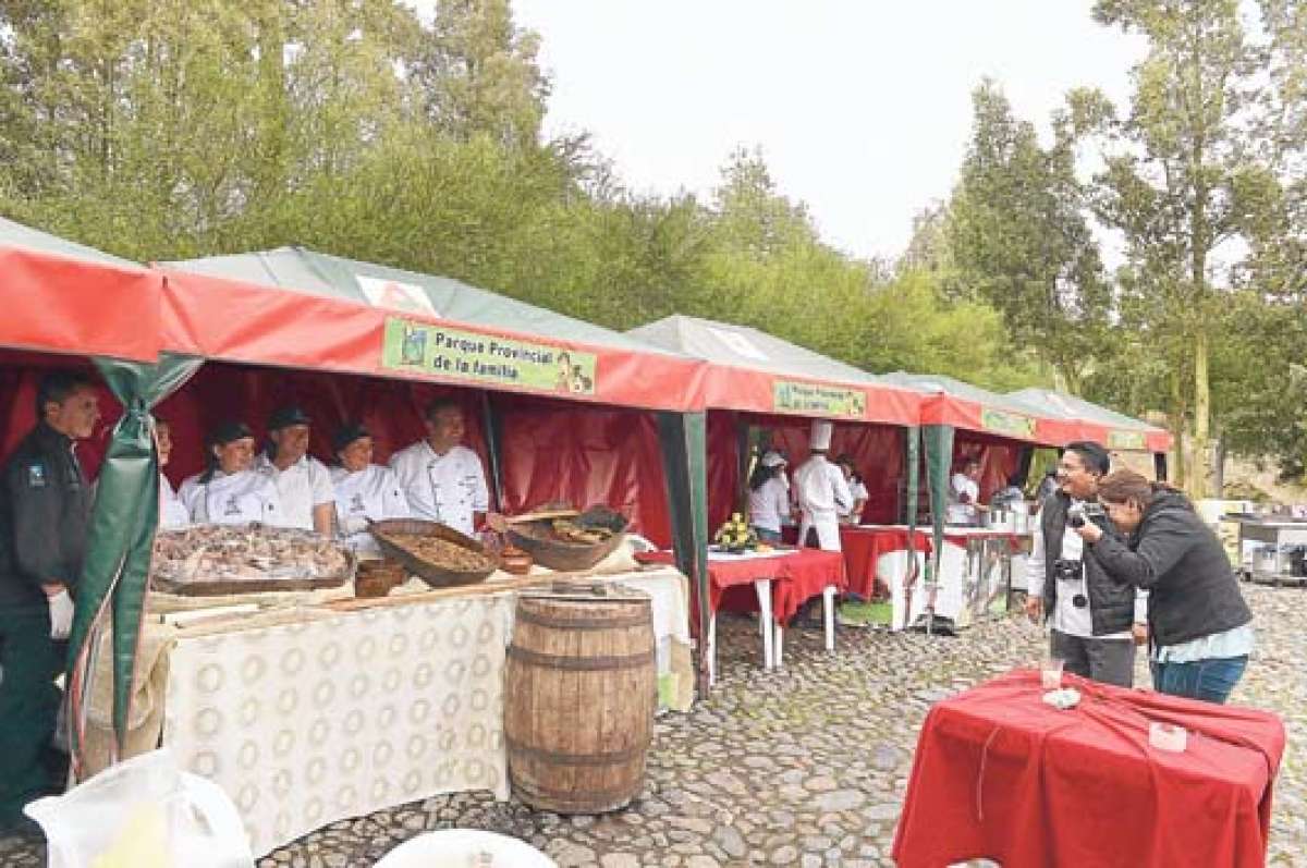 La Feria Gastron&oacute;mica Tungurahua 2014 atrajo a m&aacute;s de 3 mil visitantes  de diversas provincias del pa&iacute;s  y del exterior. Estudiantes y chefs de L&rsquo;escoffier se esforzaron para hacer los platillos. Foto: ROBERTO CH&Aacute;VEZ/ EL TEL&Eacute;GRAFO