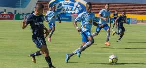  Futbolistas de Macar&aacute;, de celeste, durante un partido contra Universidad Cat&oacute;lica que se disput&oacute; en el estadio Ol&iacute;mpico Atahualpa de Quito.