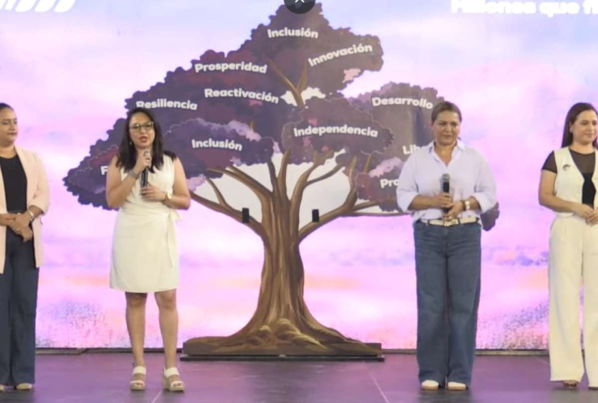 Evento &ldquo;Ra&iacute;ces Violetas&rdquo; en Guayaquil impulsa becas y cr&eacute;ditos para mujeres emprendedoras