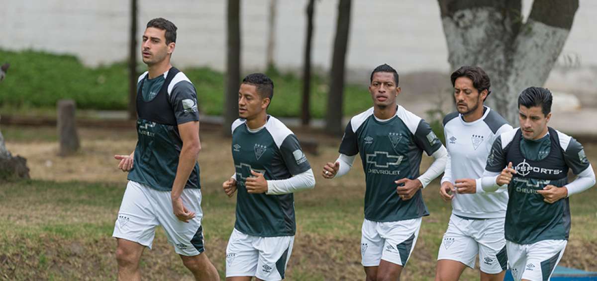 Los jugadores de Liga, de izquierda a derecha, Lucas de Lima, Jefferson Intriago, John Narv&aacute;ez, Fernando Hidalgo y Sherman C&aacute;rdenas, en una pr&aacute;ctica.   