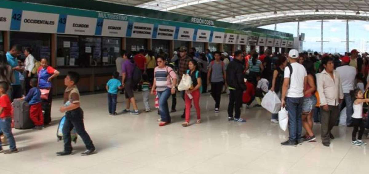 Pasajeros acuden a las terminales terrestres de Quito para movilizarse a diferentes lugares del pa&iacute;s. 