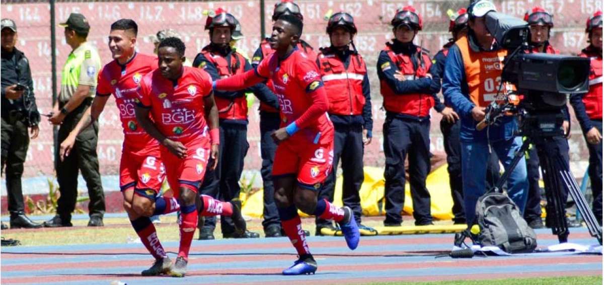 El volante de El Nacional, Miguel Segura (c), celebra su gol junto a sus compa&ntilde;eros Jean Pe&ntilde;a y Jorge Ord&oacute;&ntilde;ez, este domingo 18 de agosto en el estadio de Riobamba.