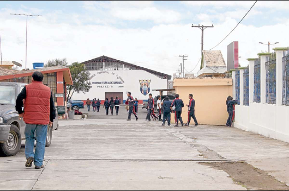 Los colegios de Cotopaxi graduaron a los bachilleres con las mejores notas en las pruebas del Ineval. Foto: Archivo/El Tel&eacute;grafo