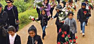 Las flores son los principales elementos en un velorio. El funeral est&aacute; lleno de acompa&ntilde;antes de las comunidades.  