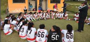 Las futbolistas del club ESPE durante una charla con el entrenador Juan Carlos Cer&oacute;n, que no cambiar&aacute; la formaci&oacute;n para la final de esta tarde.