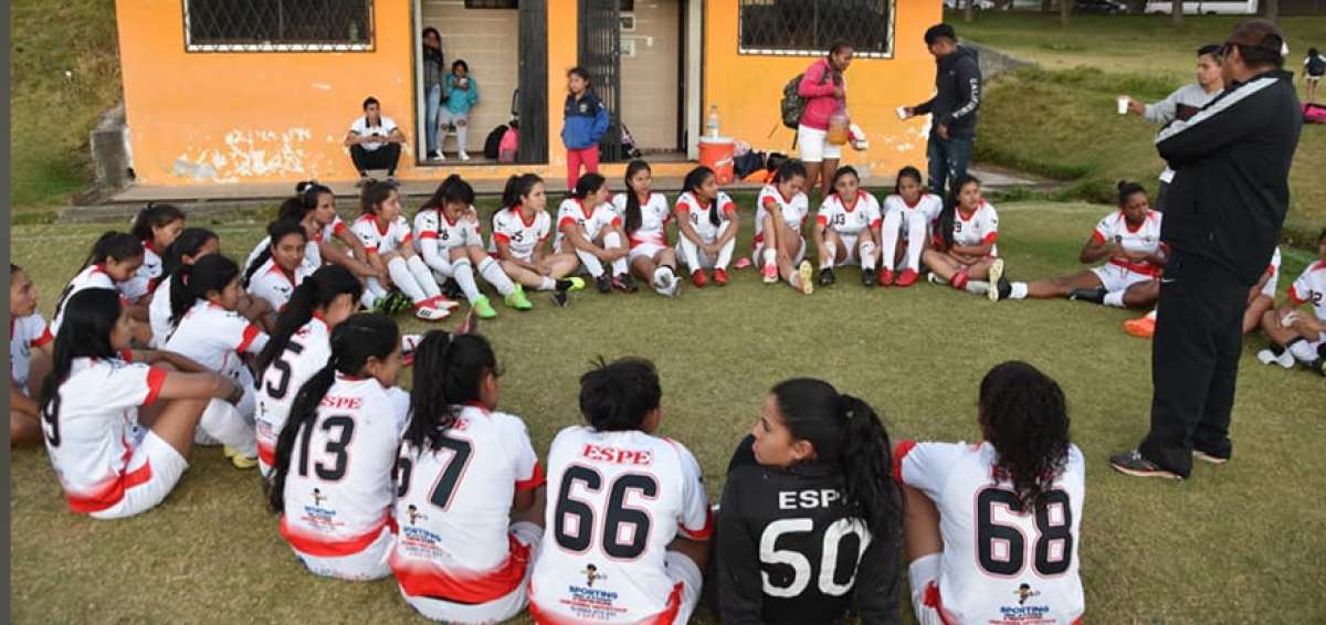 Las futbolistas del club ESPE durante una charla con el entrenador Juan Carlos Cer&oacute;n, que no cambiar&aacute; la formaci&oacute;n para la final de esta tarde.