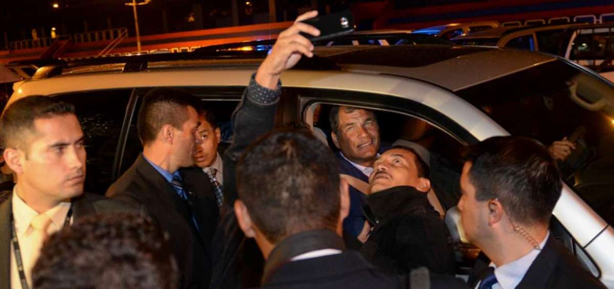 Un simpatizante del presidente de la Rep&uacute;blica, Rafael Correa, se esfuerza por tomarse una autofoto cuando dejaba la sede de PAIS, en Quito.