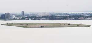 Ingenieros hidr&aacute;ulicos europeos coinciden en que es necesario desarrollar estudios para conocer de d&oacute;nde provienen los residuos. Desde Guayaquil se puede observar el limo acumulado en el r&iacute;o.