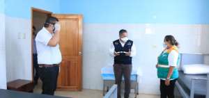 Autoridades recorren centros m&eacute;dicos y albergues en las provincias