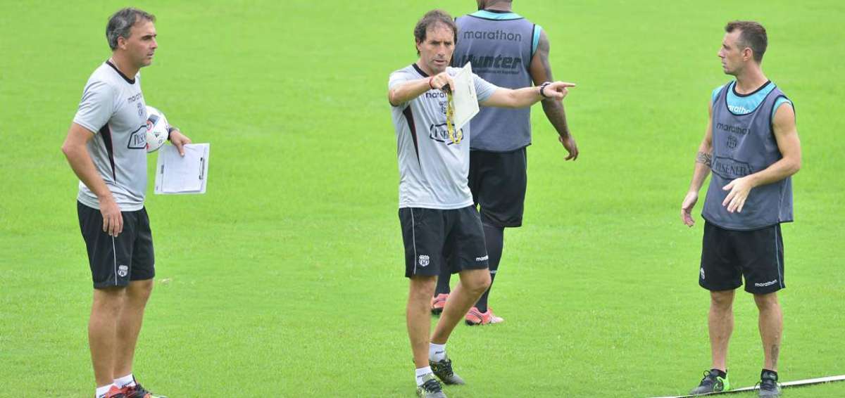 El entrenador de Barcelona, Guillermo Almada durante la pr&aacute;ctica del club. 