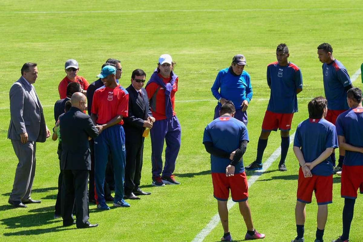 Durante la pretemporada de Deportivo Quito, el presidente Joselito Cobo (gafas) y el gerente Rafael Piscitello (gorra blanca) dieron la bienvenida a los jugadores. Foto: Archivo