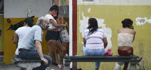 Desde las 10:00 hasta las 17:00 es cuando se observa a las f&eacute;minas apostadas a lo largo de cuatro cuadras de la referida avenida.