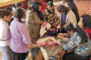 Dos opciones de aprendizaje tienen las mujeres que asisten a los cursos organizados por el Municipio. Foto: Carlos Jim&eacute;nez / El Tel&eacute;grafo